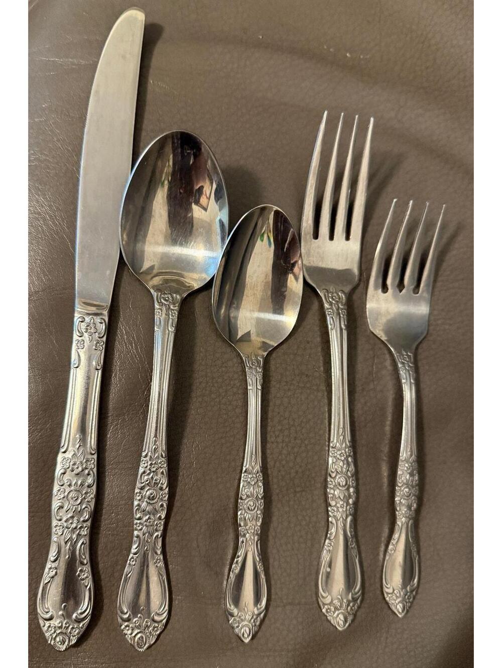 ONEIDA STAINLESS STEEL FLATWARE PLACE SETTING OF 4